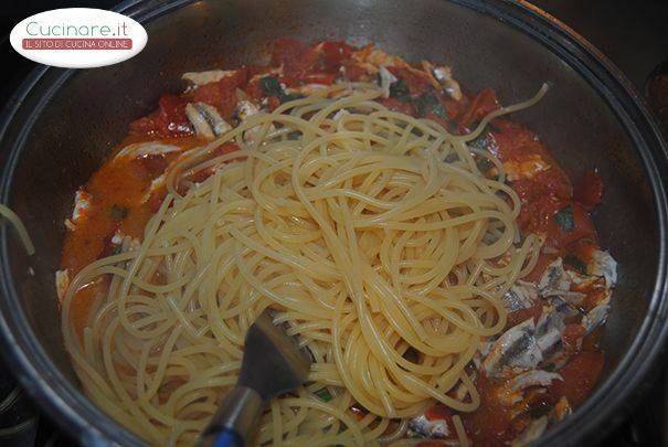 Spaghetti con Alici e Pomodorini preparazione 7